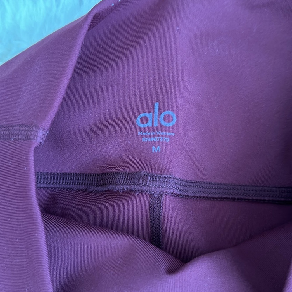 ALO Yoga Leggings - Picture 3 of 8